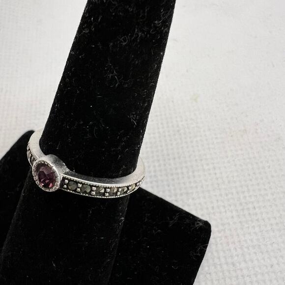 Purple gem ring with VII inscribed victorian textured silver ring band - size 7 - Picture 2 of 9